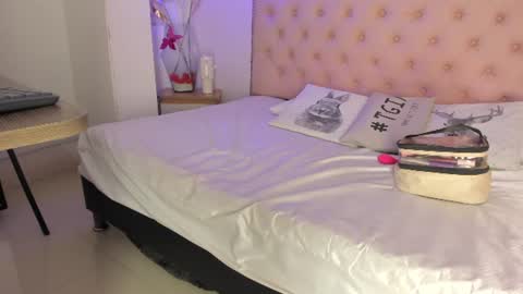 Snapshot of denisse_logan chatting on July 2, 3:23 am denisse_logan online show from July 2, 3:23 am