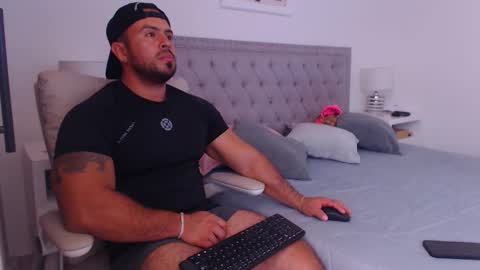 Derek online show from January 14, 2:33 pm