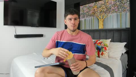 Snapshot of derek_hussain chatting on January 29, 3:01 am Derek Hussain online show from January 29, 3:01 am