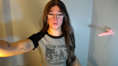 Snapshot of desirable_lorinexx chatting on December 16, 7:21 pm LORINE online show from December 16, 7:21 pm