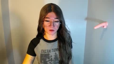 Snapshot of desirable_lorinexx chatting on December 18, 5:10 pm LORINE online show from December 18, 5:10 pm