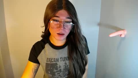 Snapshot of desirable_lorinexx chatting on December 20, 8:34 pm LORINE online show from December 20, 8:34 pm