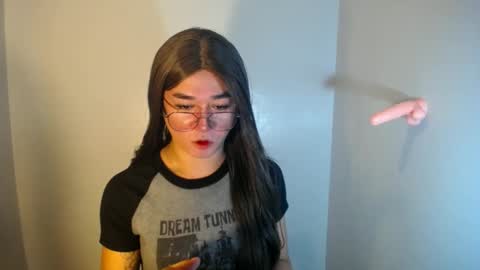 Snapshot of desirable_lorinexx chatting on January 2, 1:40 pm LORINE online show from January 2, 1:40 pm