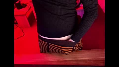 Snapshot of desiredsnack chatting on September 27, 4:17 am lecram online show from September 27, 4:17 am