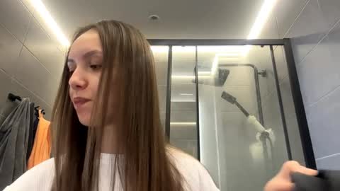 Snapshot of desirewingard chatting on April 4, 2:21 am Ksenia online show from April 4, 2:21 am