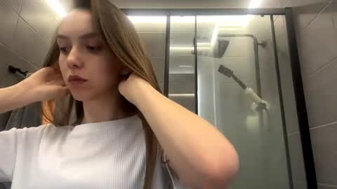 Snapshot of desirewingard chatting on May 12, 2:41 am Ksenia online show from May 12, 2:41 am