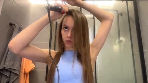 Snapshot of desirewingard chatting on May 21, 2:40 am Ksenia online show from May 21, 2:40 am