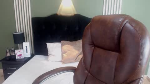 Snapshot of desiring__angel chatting on December 24, 3:27 am Desiring Angel online show from December 24, 3:27 am