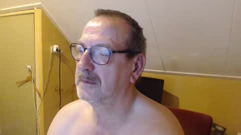 Snapshot of destelp chatting on October 4, 9:46 pm destelp online show from October 4, 9:46 pm