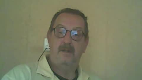 Snapshot of destelp chatting on October 12, 12:04 pm destelp online show from October 12, 12:04 pm