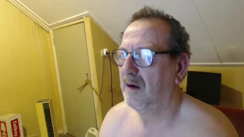 Snapshot of destelp chatting on February 8, 11:08 pm destelp online show from February 8, 11:08 pm