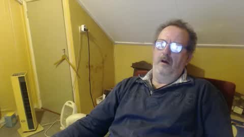 Snapshot of destelp chatting on March 4, 2:45 pm destelp online show from March 4, 2:45 pm