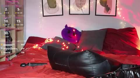 Snapshot of devil_s_bride chatting on September 22, 5:37 pm devil_s_bride online show from September 22, 5:37 pm