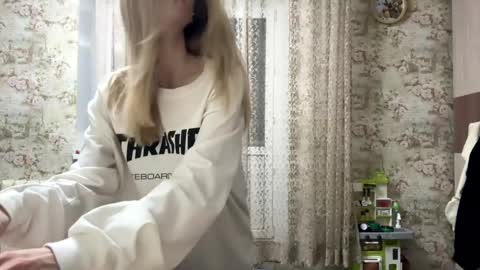 Snapshot of dewdropdoll chatting on April 18, 3:38 pm dewdropdoll online show from April 18, 3:38 pm