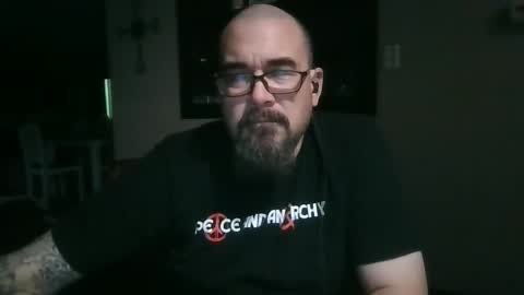 Snapshot of dexterbanana chatting on December 6, 3:41 am Mike Sounde online show from December 6, 3:41 am