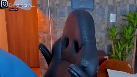 Snapshot of deymon_scott chatting on October 28, 9:39 pm JULIAN online show from October 28, 9:39 pm