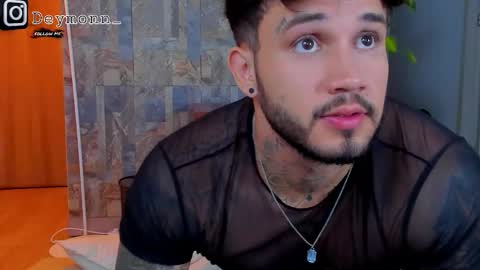 Snapshot of deymon_scott chatting on October 29, 11:06 pm JULIAN online show from October 29, 11:06 pm