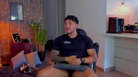 Snapshot of deymon_scott chatting on November 17, 8:47 pm JULIAN online show from November 17, 8:47 pm