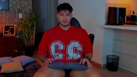 Snapshot of deymon_scott chatting on November 21, 2:43 am JULIAN online show from November 21, 2:43 am