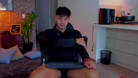 Snapshot of deymon_scott chatting on November 22, 9:14 pm JULIAN online show from November 22, 9:14 pm