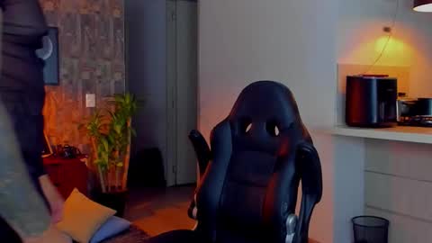 Snapshot of deymon_scott chatting on November 27, 12:24 am JULIAN online show from November 27, 12:24 am