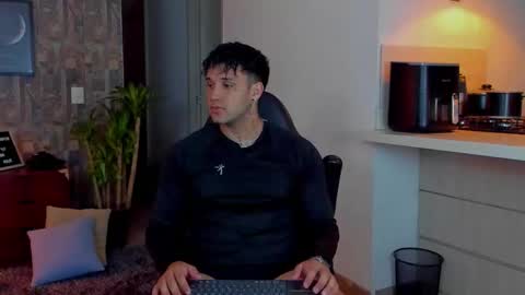 Snapshot of deymon_scott chatting on November 30, 12:14 am JULIAN online show from November 30, 12:14 am