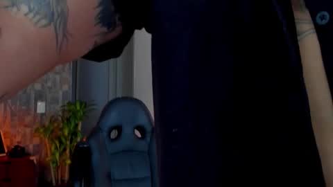 Snapshot of deymon_scott chatting on November 30, 10:14 pm JULIAN online show from November 30, 10:14 pm