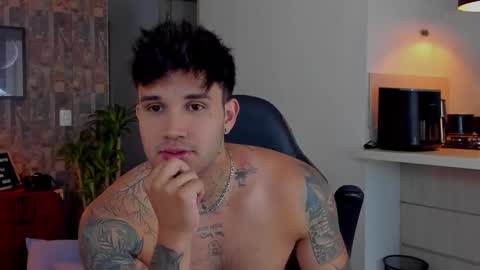 Snapshot of deymon_scott chatting on December 1, 8:58 pm JULIAN online show from December 1, 8:58 pm