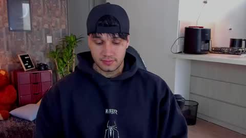 Snapshot of deymon_scott chatting on December 5, 5:20 pm JULIAN online show from December 5, 5:20 pm