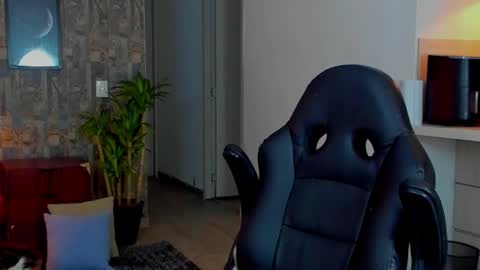 Snapshot of deymon_scott chatting on December 14, 1:00 am JULIAN online show from December 14, 1:00 am