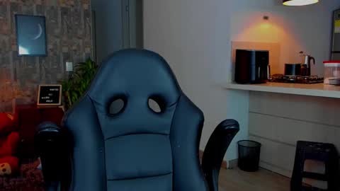 Snapshot of deymon_scott chatting on December 14, 11:53 pm JULIAN online show from December 14, 11:53 pm