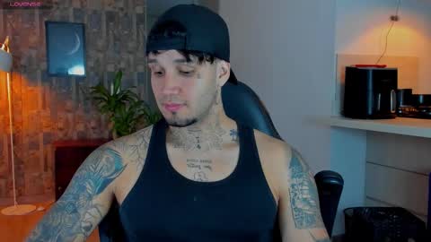 Snapshot of deymon_scott chatting on February 6, 1:10 am JULIAN online show from February 6, 1:10 am