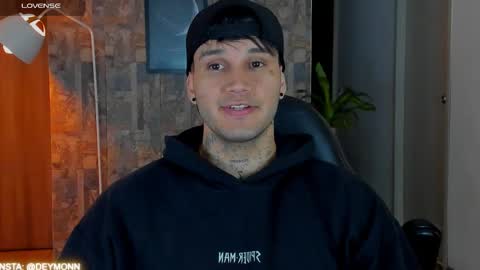 Snapshot of deymon_scott chatting on February 22, 2:02 am JULIAN online show from February 22, 2:02 am