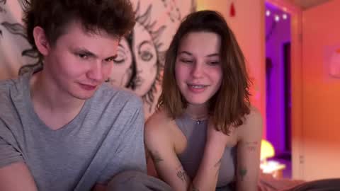 Snapshot of di_n_alex chatting on December 27, 3:59 pm Di Alex online show from December 27, 3:59 pm