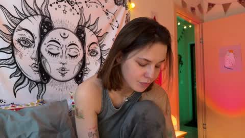 Snapshot of di_n_alex chatting on January 12, 1:05 pm Di Alex online show from January 12, 1:05 pm