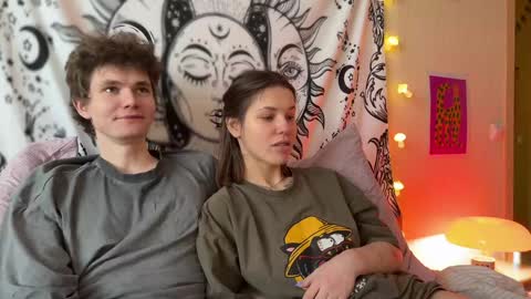 Snapshot of di_n_alex chatting on February 7, 1:43 pm Di Alex online show from February 7, 1:43 pm