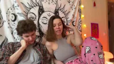 Snapshot of di_n_alex chatting on February 12, 1:16 pm Di Alex online show from February 12, 1:16 pm