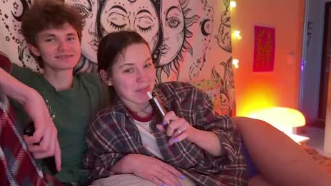 Snapshot of di_n_alex chatting on February 13, 4:39 pm Di Alex online show from February 13, 4:39 pm