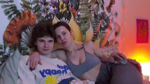 Snapshot of di_n_alex chatting on February 22, 5:13 pm Di Alex online show from February 22, 5:13 pm