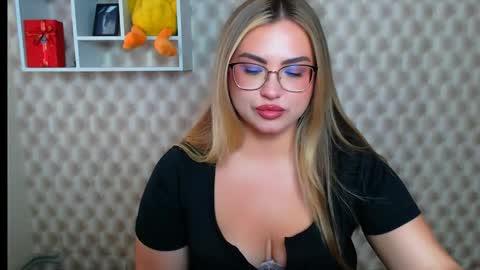 Snapshot of diamantkriss_ chatting on June 2, 8:49 am Kriss online show from June 2, 8:49 am