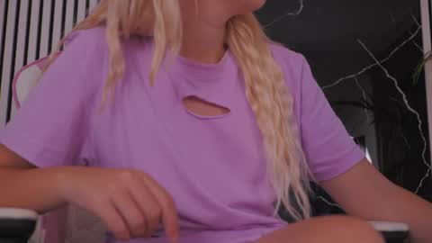 Snapshot of diamond_ava_ chatting on June 23, 9:07 am Thea online show from June 23, 9:07 am