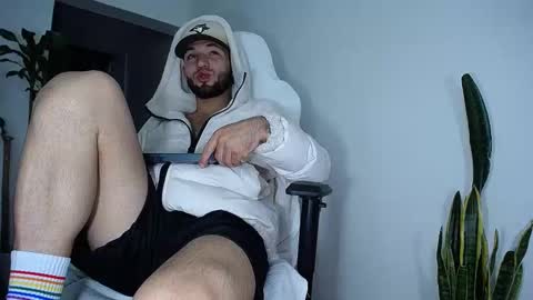 Snapshot of diamond_black00 chatting on February 18, 1:32 am MaSSimo online show from February 18, 1:32 am