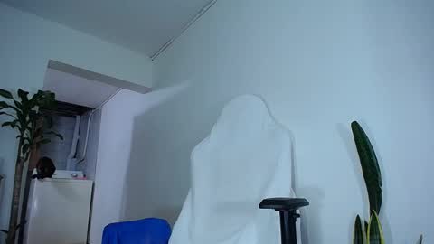 Snapshot of diamond_black00 chatting on February 24, 11:09 pm MaSSimo online show from February 24, 11:09 pm