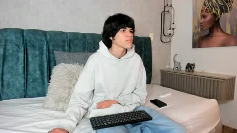 Snapshot of diamond_twink chatting on June 22, 1:52 pm diamond_twink online show from June 22, 1:52 pm