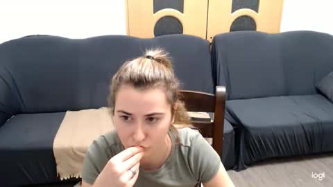 Snapshot of dianasmiey7 chatting on December 17, 9:27 pm dianasmiey7 online show from December 17, 9:27 pm