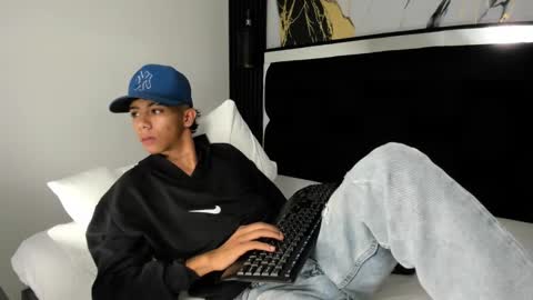 dikey_18 online show from December 12, 1:21 am