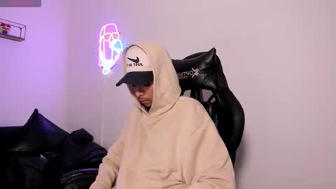 dikey_18 online show from March 24, 9:42 pm