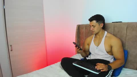 Snapshot of dilan_coy chatting on December 19, 10:17 pm Dilan Coy online show from December 19, 10:17 pm