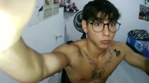 Snapshot of dillom420 chatting on December 3, 7:23 pm dillom420 online show from December 3, 7:23 pm