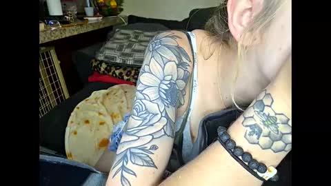 Snapshot of dimepiecexxx chatting on April 27, 10:35 am Sofie online show from April 27, 10:35 am